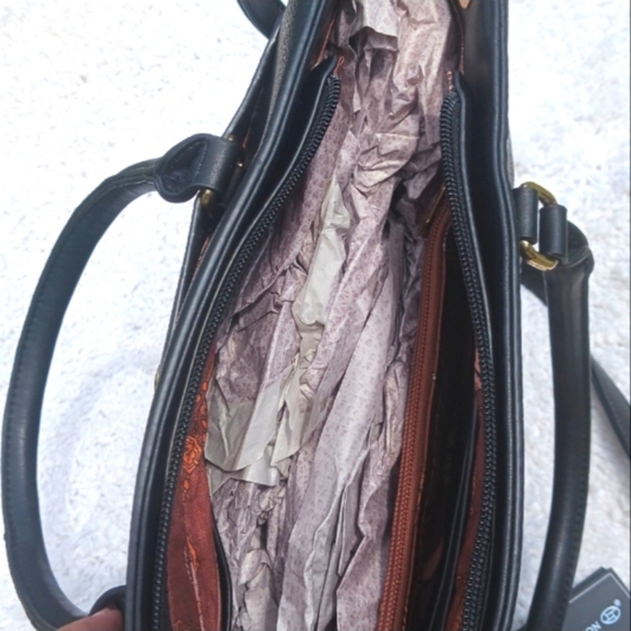 La Terre Vegan, Large Crossbody Purse. Peta Approved - Picture 2 of 6